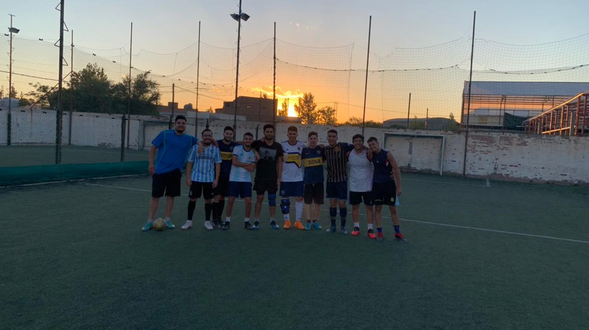 JuulioRosales7's tweet photo. Como jugadores de fútbol, buenos birreros. #LosRusticos🦅🦅 https://t.co/fnENfJg3Nh