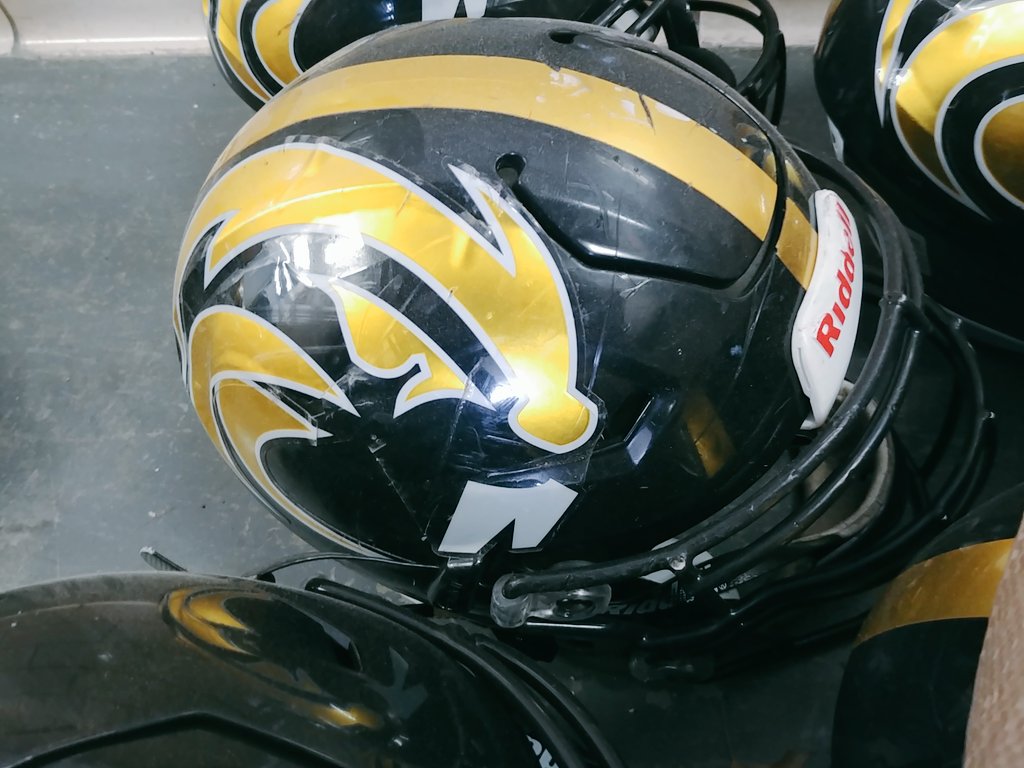 BKeckRiddellguy's tweet photo. Spent some good time packing up quite a few helmets and pads today with @_RHSFootball. Thank you for trusting Riddell to keep your gear in top shape to protect your athletes. #RiddellRecon. #protectperform #gobeavers https://t.co/WNv5vpRlsn