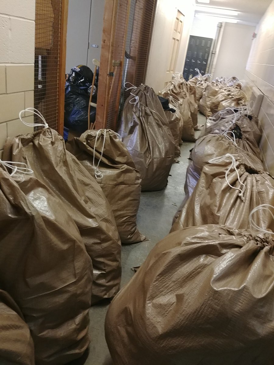 BKeckRiddellguy's tweet photo. Spent some good time packing up quite a few helmets and pads today with @_RHSFootball. Thank you for trusting Riddell to keep your gear in top shape to protect your athletes. #RiddellRecon. #protectperform #gobeavers https://t.co/WNv5vpRlsn