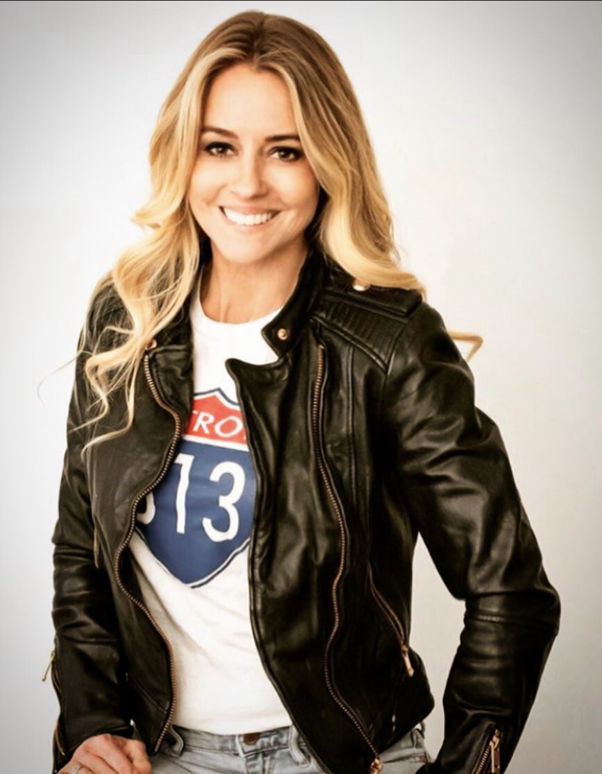 VEROCHICKY's tweet image. WHOS watching #RehabAddictRescue at 9 pm on @hgtv with @nicolecurtis  oh yaaa !!! #detroitdesign  BEST Thursday night Show !!! #Detroit #nicolerocks 👊🏻👊🏻 #hgtv TURN IT ON PEEPS !