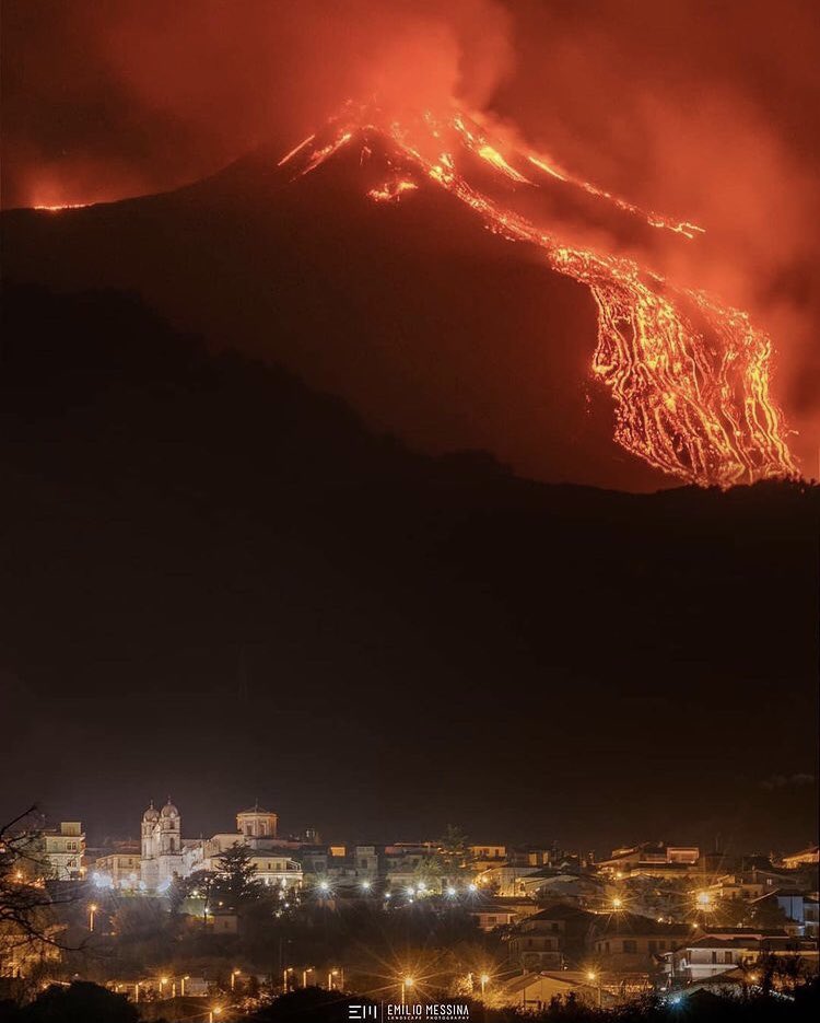 gorgonna's tweet photo. Miren esto. ¡Qué miedo! #Etna https://t.co/Hx2CuxetUS