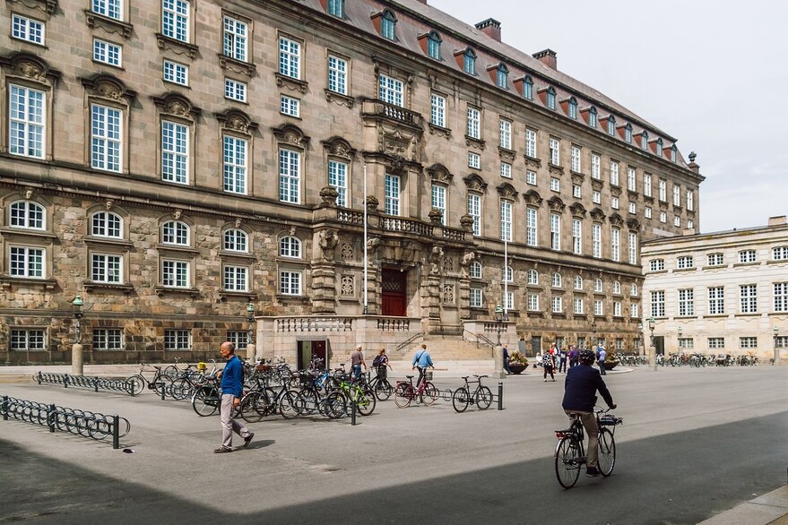 Vean BORGEN (Casa de Gobierno de Dinamarca) brillante serie política q exhibe Netflix. Ficción (2010) sobre primera mujer q asume el cargo de Primera Ministra (lo q ocurrió en el 2011). Vista obligatoria  x políticos, periodistas,  dramaturgos, directores, y obvio, x votantes.