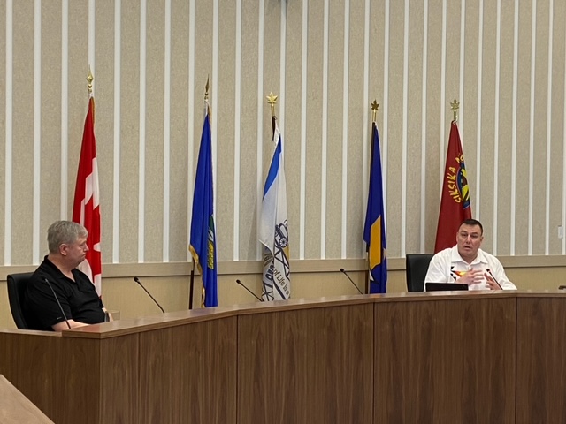 Siksika Nation Chief and Council Rep Councillor Rueben Breaker met with the Town of Strathmore Mayor Pat Fule today to discuss anti-racism initiatives and the ongoing partnership between the neighbouring communities. Watch the recording here: fb.watch/3TNKp3Uv2y/