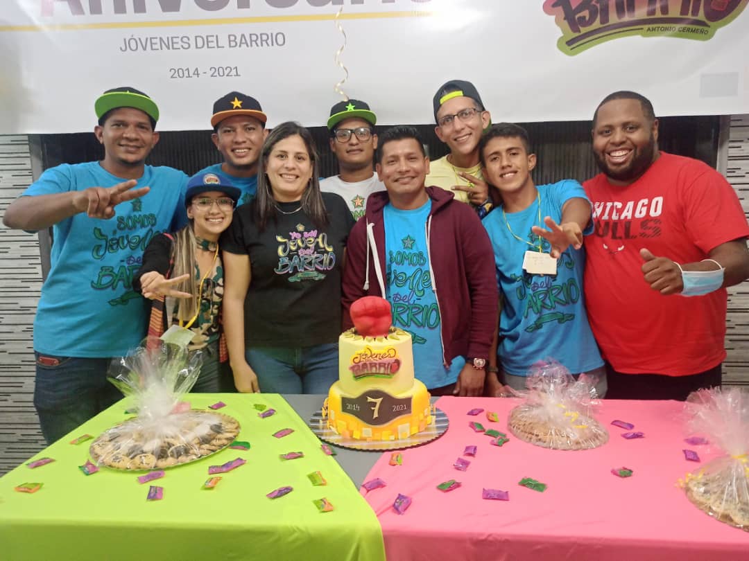 JulianaRuizCBB's tweet photo. #25Feb|🔴⚫Celebramos el #7moAniversarioJDB.

A través de la formación, seguimos construyendo la patria que todas y todos, soñamos🇻🇪

¡Juntos! En batalla y formación permanente.🙋🏽‍♂️🙋🏻‍♀️📚

#AndamosEnOtra
#ComunicacionEnMovimiento
#ProducirEsVencer https://t.co/Bzh3UfBA9u