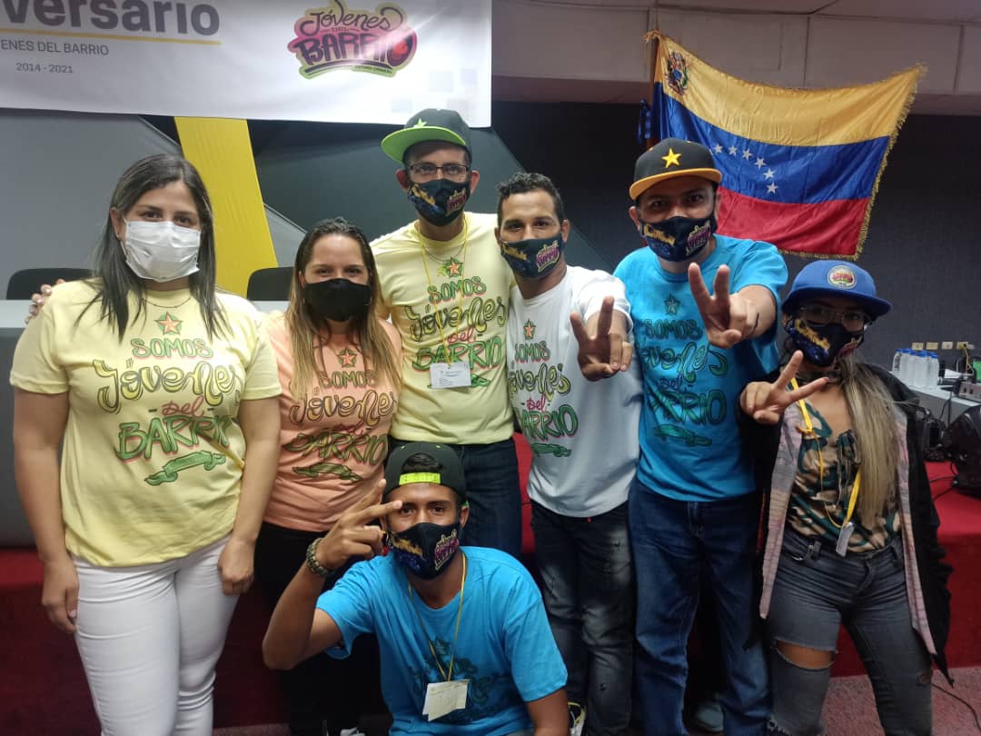 JulianaRuizCBB's tweet photo. #25Feb|🔴⚫Celebramos el #7moAniversarioJDB.

A través de la formación, seguimos construyendo la patria que todas y todos, soñamos🇻🇪

¡Juntos! En batalla y formación permanente.🙋🏽‍♂️🙋🏻‍♀️📚

#AndamosEnOtra
#ComunicacionEnMovimiento
#ProducirEsVencer https://t.co/Bzh3UfBA9u