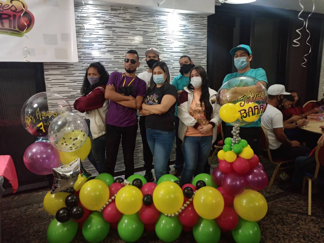 JulianaRuizCBB's tweet photo. #25Feb|🔴⚫Celebramos el #7moAniversarioJDB.

A través de la formación, seguimos construyendo la patria que todas y todos, soñamos🇻🇪

¡Juntos! En batalla y formación permanente.🙋🏽‍♂️🙋🏻‍♀️📚

#AndamosEnOtra
#ComunicacionEnMovimiento
#ProducirEsVencer https://t.co/Bzh3UfBA9u