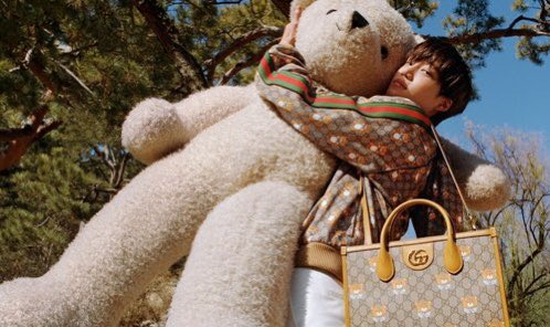 theMoonDreamer_'s tweet photo. Gucci Creative Director Alessandro Michele used teddy bear which is #KAI's favourite, as a motif to present a collection of male &amp; female ready-to-wear &amp; accessories. The teddy bear loved by the public is the motif of the collection, characterized with blue-colored bow details. https://t.co/3tEZiXqo6e