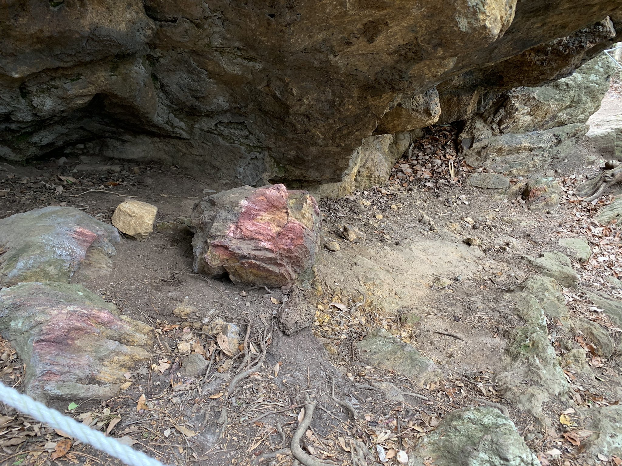 茅根抄希子 御岩神社 には 御岩山山頂に行くと 更なるパワースポットが存在していて 光の柱 赤い岩 天岩戸 の3つがあるのです でも残念ながら東日本の震災で 天岩戸へは行けなくなってしまったそうで たまたま朝の巡回をしていたボランティアの