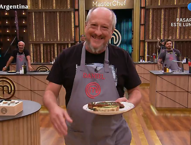 Lbaini's tweet photo. Literalmente son la misma persona. 
#MasterChefArgentina https://t.co/L6cF83K8Dw