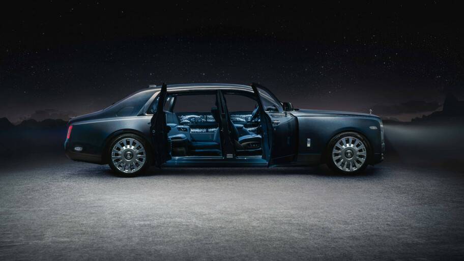 Autocosmos's tweet photo. Descubre a la nueva edición especial del @rollsroycecars #PhantomTempus 😎 Limitada a sólo 20 unidades cuenta con un tono de carrocería único y un interior inspirado en los púlsares ❤️ ¿Su precio? ¡Por las nubes! 👉
https://t.co/Cgbj84dgmk https://t.co/v4p1EFppcS