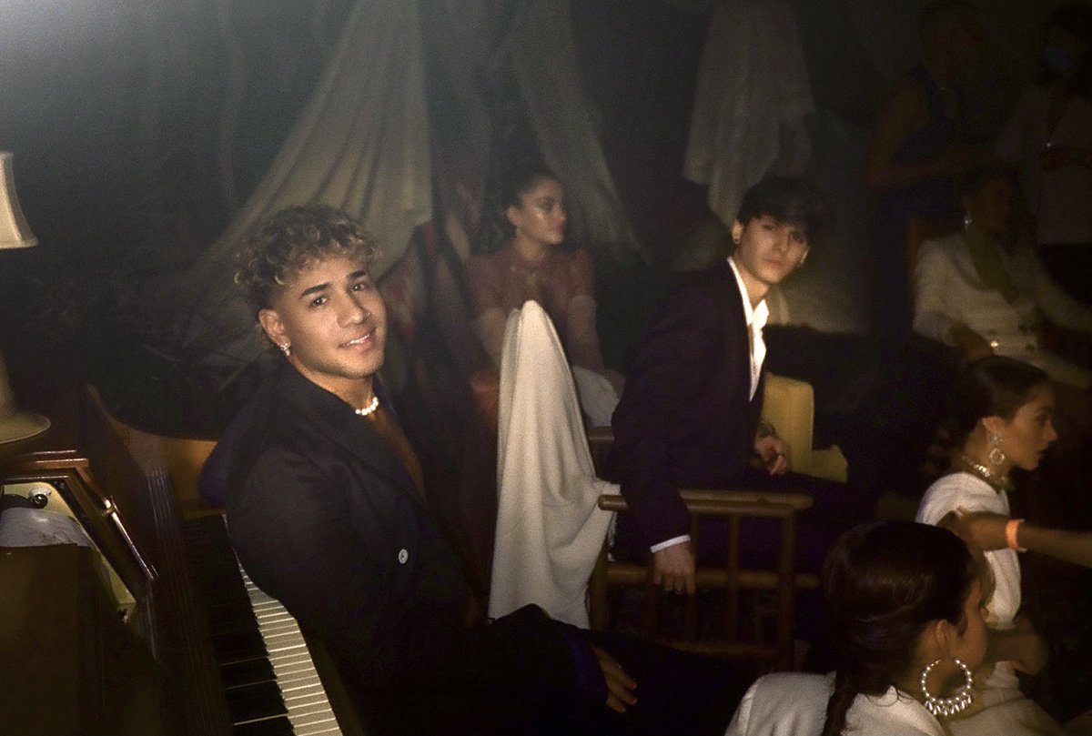 CNCOmusic's tweet photo. Después de cinco minutos, ya eras alguien especial ❤️ ENTRA EN MI VIDA OUT NOW. #CNCODejaVu https://t.co/wEFGsIjHuO https://t.co/P1a7lTHqxh