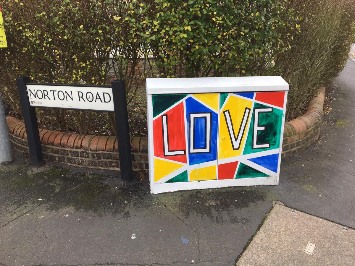 DrAMpofuColes's tweet photo. A local artist in cemetery junction is painting old boxes. If Reading town starts looking like this with simply grassroots art it will help people with their mental wellbeing, long COVID &amp; bring joy to communities. 

#MentalHealthMatters 
#mentalhealth 
#rdguk 
#FridayFeeling https://t.co/Rwz4DuZKD5