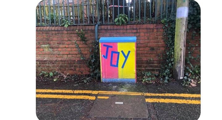 DrAMpofuColes's tweet photo. A local artist in cemetery junction is painting old boxes. If Reading town starts looking like this with simply grassroots art it will help people with their mental wellbeing, long COVID &amp; bring joy to communities. 

#MentalHealthMatters 
#mentalhealth 
#rdguk 
#FridayFeeling https://t.co/Rwz4DuZKD5