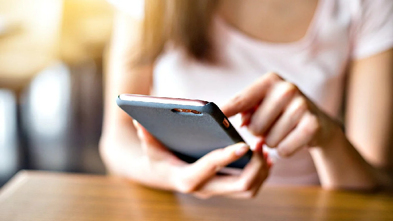 Человек со смартфоном в руке. Молодежь с гаджетами. Новости в смартфоне. Человек с телефоном в руке. Человек со смартфоном.