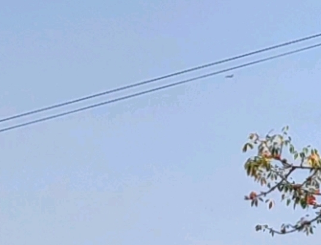 minnay_k's tweet photo. Many civilians saw fighter jets flying above Nay Pyi Taw today around 12pm.

@RapporteurUn 

#WhatsHappeningInMyanmar https://t.co/IEGhOdhdSl