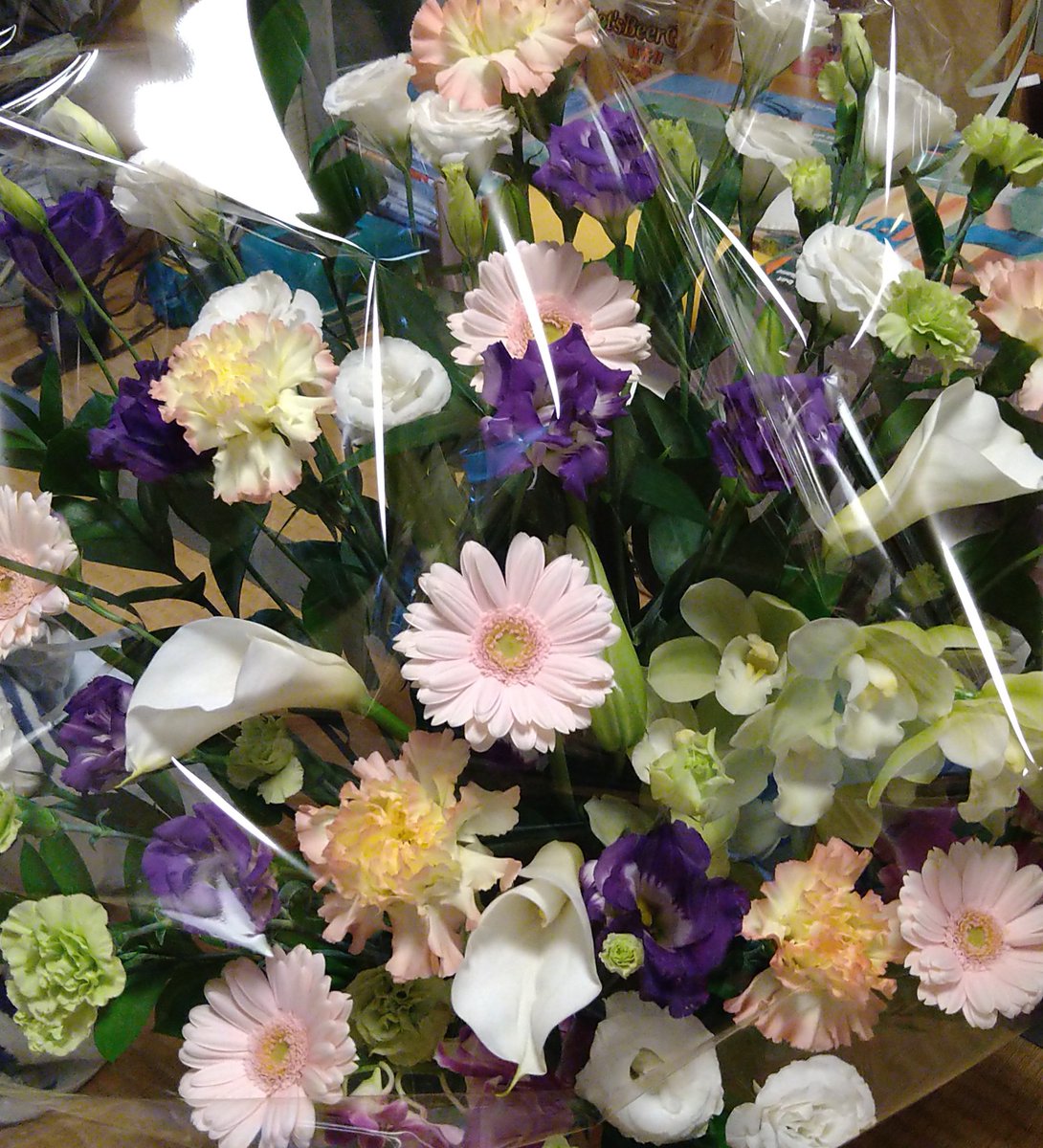 Uzivatel さくらえび 親の介護中 Na Twitteru 今日は父が亡くなってから初めての雨 父の名義で届く口座引き落としの葉書を見ては あ これも手続きしなきゃね と気付く 知人の弔問も続々と 今日はとても大きな花束をいただいた 無口だけど優しくて愛された父