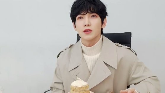 KYSFILE's tweet image. his floofy hair and outfit omg