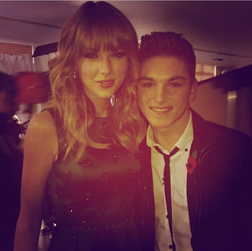 Thought I would kick off the Friday feeling with this throwback photo of @taylorswift13 and I https://t.co/siCgTTWp2M