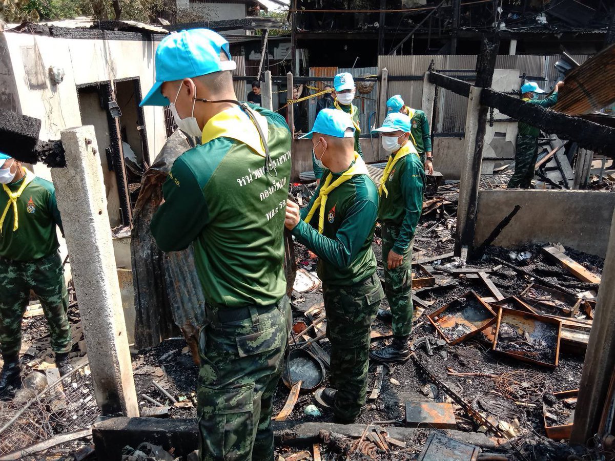 armypr_news's tweet photo. กองพลที่ 1 รักษาพระองค์ ร่วมกับสำนักงานเขตธนบุรี บรรเทาสาธารณภัยตลาดพลู ให้ความช่วยเหลือประชาชนที่ประสบเหตุอัคคีภัย 6 หลังคาเรือน ณ ซอยตากสิน 34 เขตธนบุรี กทม.
#เป็นที่พึ่งของประชาชนในทุกโอกาส https://t.co/bJEeTMgqsD