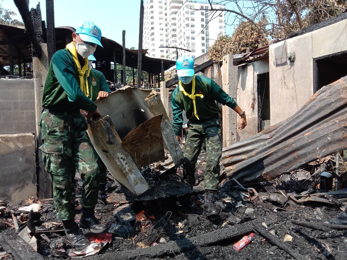 armypr_news's tweet photo. กองพลที่ 1 รักษาพระองค์ ร่วมกับสำนักงานเขตธนบุรี บรรเทาสาธารณภัยตลาดพลู ให้ความช่วยเหลือประชาชนที่ประสบเหตุอัคคีภัย 6 หลังคาเรือน ณ ซอยตากสิน 34 เขตธนบุรี กทม.
#เป็นที่พึ่งของประชาชนในทุกโอกาส https://t.co/bJEeTMgqsD