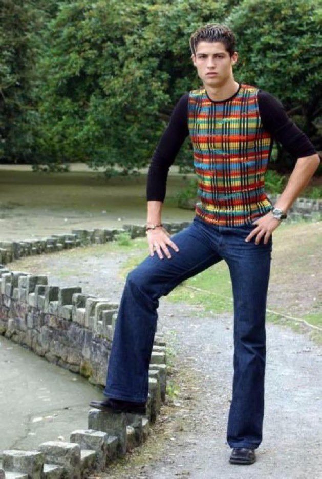 lnstantFoot's tweet image. Cristiano Ronaldo était habillé comme ça le jour de sa signature à Manchester United 😭