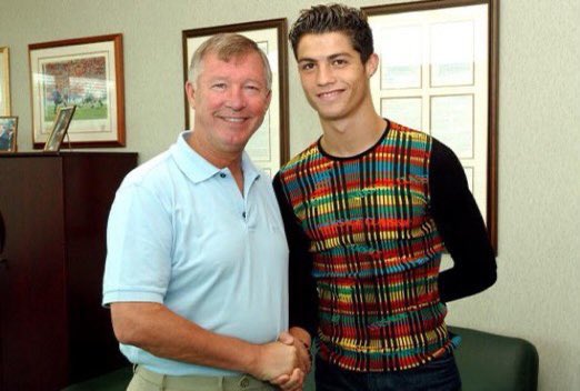 lnstantFoot's tweet image. Cristiano Ronaldo était habillé comme ça le jour de sa signature à Manchester United 😭