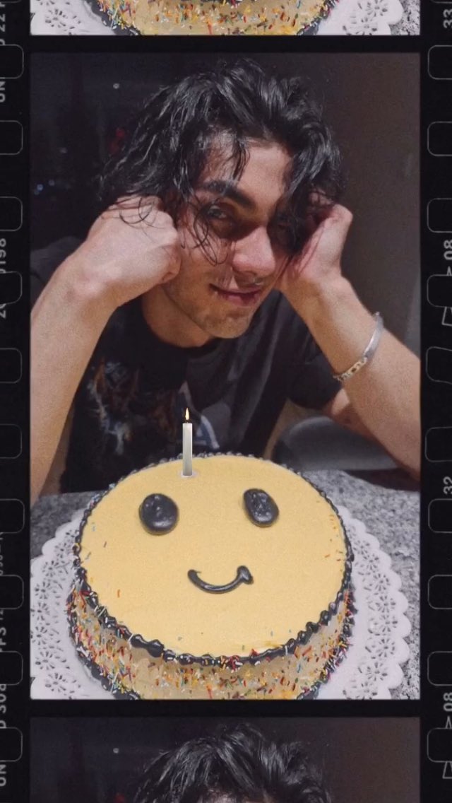 CD9PL's tweet photo. feliz cumple años 🥂🥺❤️ https://t.co/RudiCwNXoM