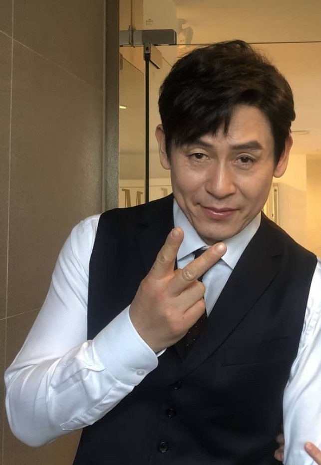 dm1217dm's tweet image. 설경구....귀도 귀엽고...
눈썹도 잘생겼고...
콧대도 잘나고....
주름도..이뻐....
도대첸 나는 뭐가 문제냐
이제 알겠다 설경구 당신은 잘못이없다
내가 잘못이다.