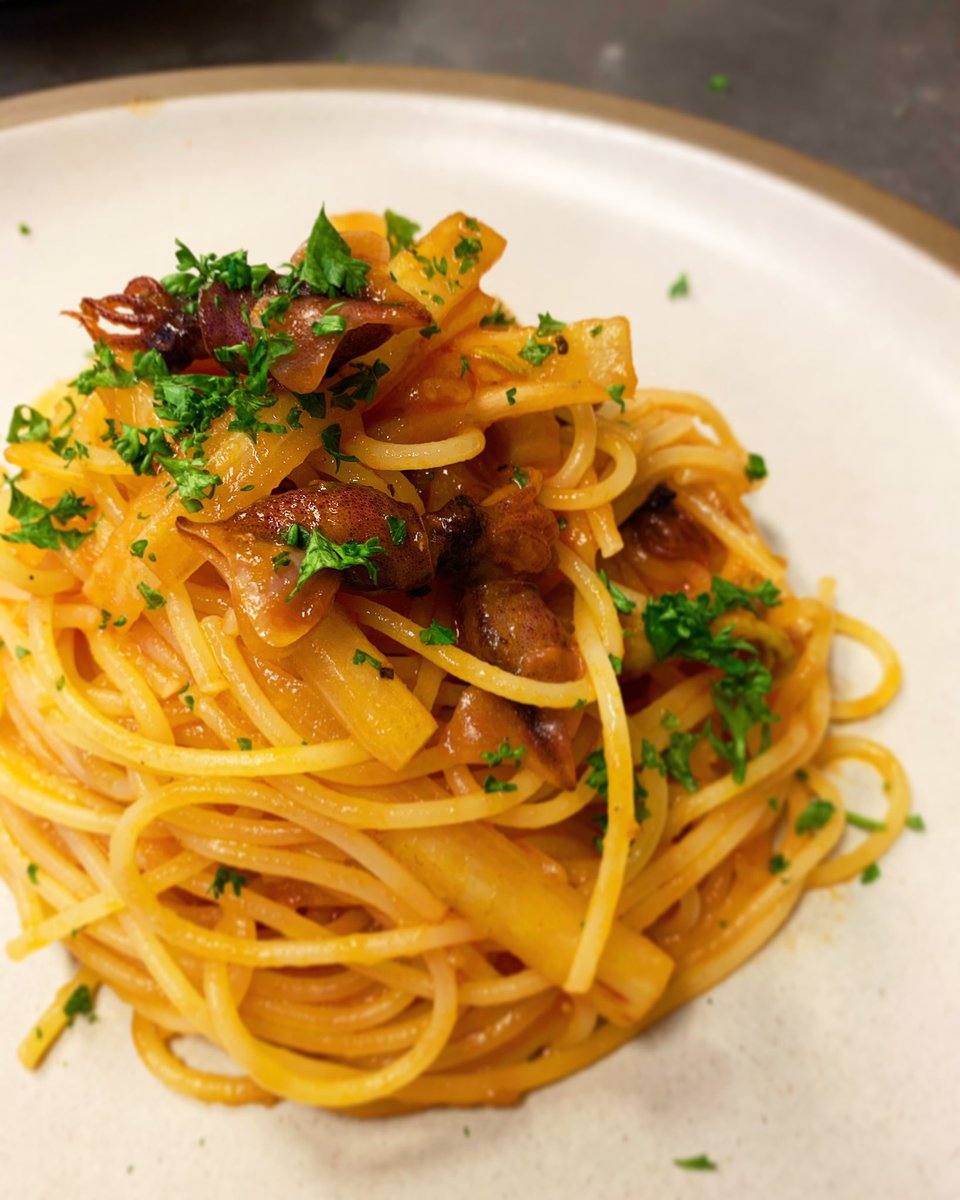 『ホタルイカと山ウドのトマトソーススパゲティ』

春山菜の代表格ウドと春の風物詩ホタルイカを使ったスパゲティです。
シャキシャキの歯応えと、甘みのある身、程よいワタの苦味を楽しめます。
メニューには富山産と書いてしまっていますが、3月中ば頃までは兵庫産です。すみません。