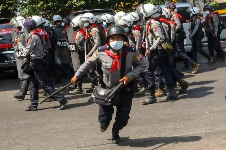 Police officer from Myanmar. Act like this to peoples.
#MyanmarPolice