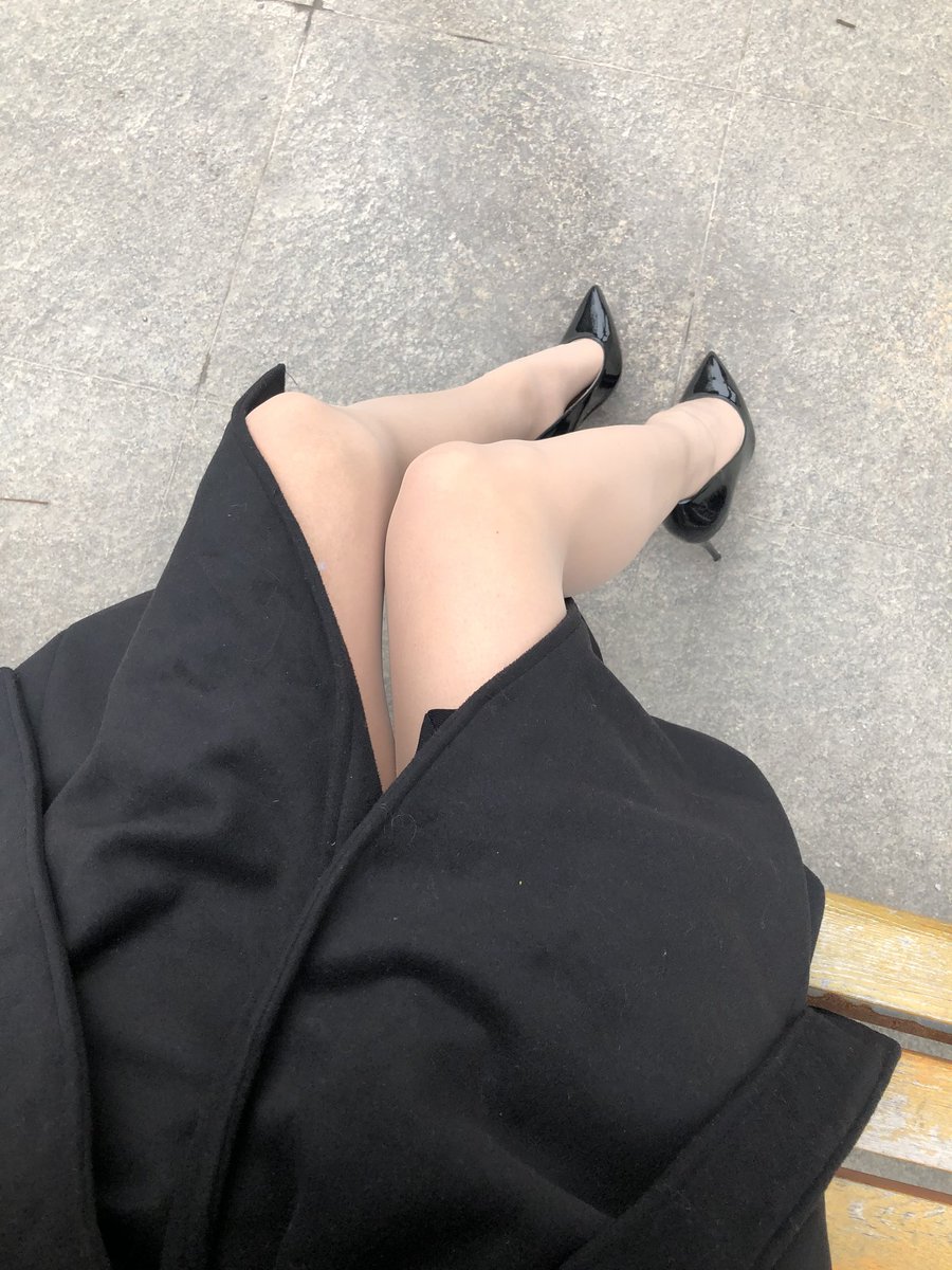 @limerencem 柔情系列无缝真的是舒服，睡觉都在穿！春天是穿大衣配尖头高跟鞋的季节！但你能想到大衣下面的腿这么美吗？ https://t.co/esWySTCFnW