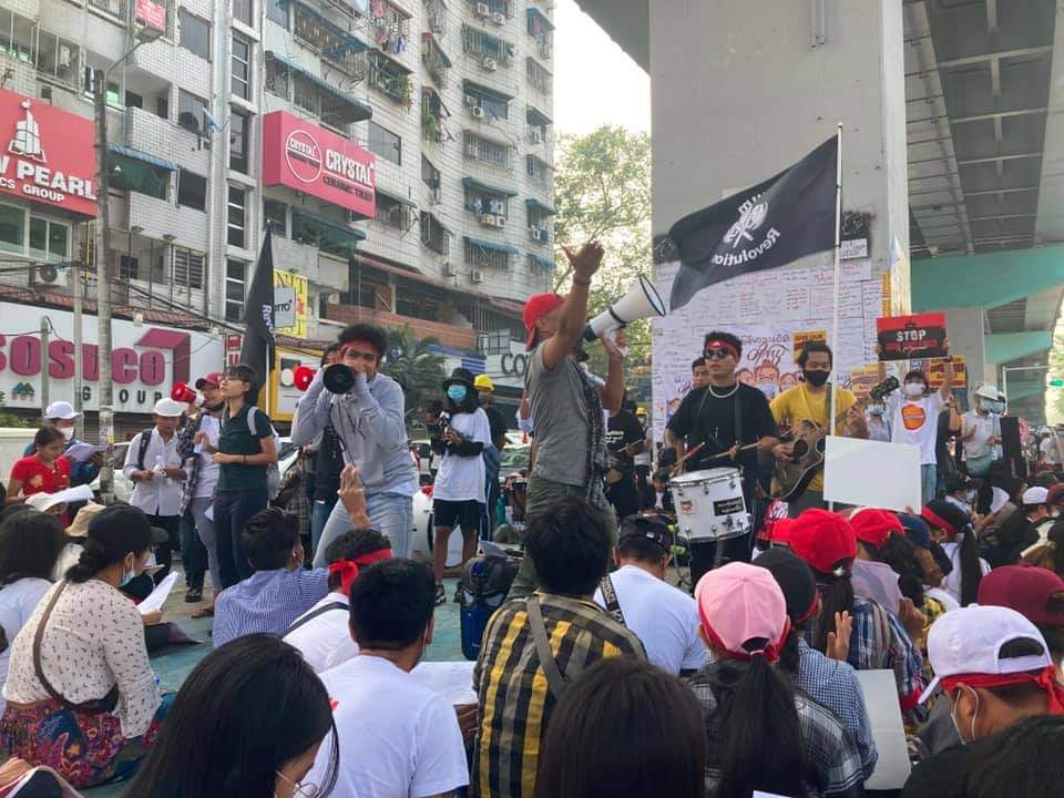 NaungMoon's tweet photo. Thousands protesters sit-ins and chanted Anti-military songs & slogans, #Feb26 #Yangon under Myaynigone overpass bridge.
They called for immediate release of all detainees & country's leaders #AungSanSuuKyi #PresidentWinMyint.
Photo: #MyanmarNowNews
#AgainstCoup
#RespectOurVotes https://t.co/q43GKFEgno