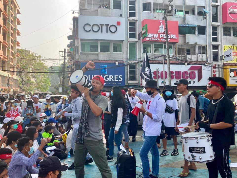 NaungMoon's tweet photo. Thousands protesters sit-ins and chanted Anti-military songs & slogans, #Feb26 #Yangon under Myaynigone overpass bridge.
They called for immediate release of all detainees & country's leaders #AungSanSuuKyi #PresidentWinMyint.
Photo: #MyanmarNowNews
#AgainstCoup
#RespectOurVotes https://t.co/q43GKFEgno