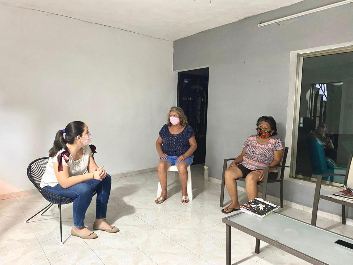 CaroMHC's tweet photo. Doña Blanca y sus vecinas son personas de calidad que en medio de la #pandemia, ponen por encima la empatía y solidaridad. Entre todas hacen #coperacha y llevan ayuda a familias que viven cerca de ellas que ante la situación la pasan mal. Las buenas obras también se #contagian💖. https://t.co/Q1f6DJdAPn