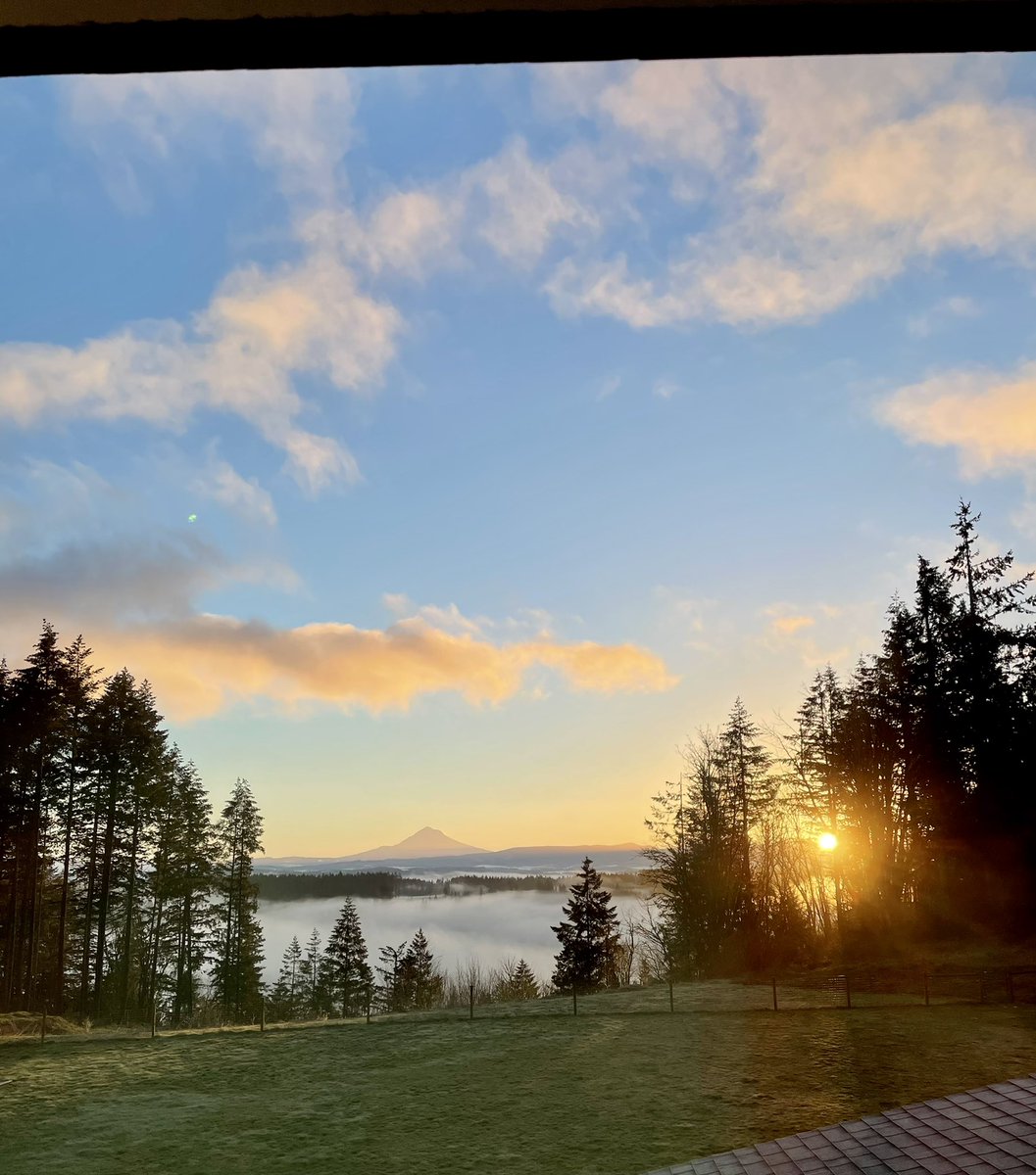 ecrowl21's tweet photo. Mt hood yesterday morning, afternoon, and evening. Blessed with a pretty good bathroom view https://t.co/zNQz502Mpw
