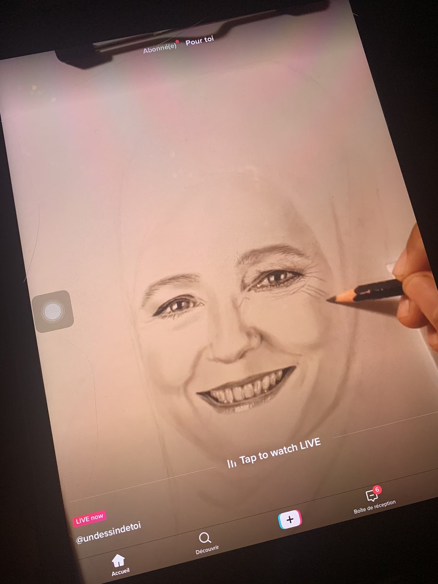 sirenakaa_'s tweet photo. 5H30 du mat : je tombe sur un live tiktok d'un gars qui dessine marine le pen en hijab https://t.co/CWsVv3LvbP