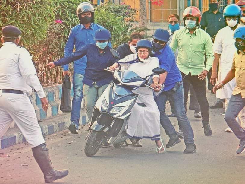 swarnalisarkar's tweet photo. Hawa ke sath sath... Ghata ke sang sang ... O sathi challlll.... 
Didi is learning... 
#PetrolDieselPriceHike #tmcprotesr https://t.co/Sxygey6w1w