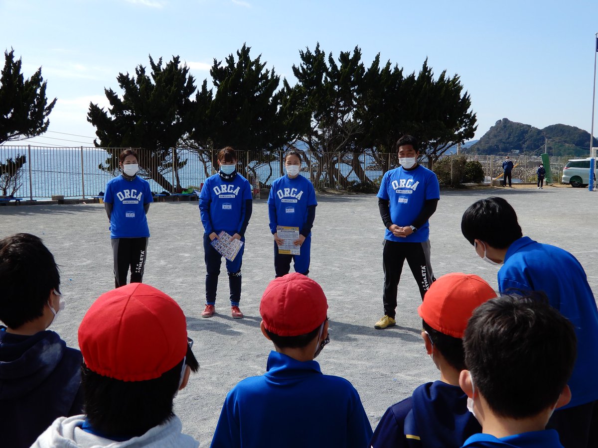 orcasmile2016's tweet photo. 昨日は板橋区立天津わかしお学校さんで、#成岡真鈴 選手と #河野有希 選手とスマコミしてきました〜😊
暖かい太陽の下で、元気いっぱいの子供達とたくさん真剣勝負してきました⚽️
校庭から海も見えて、最高でした〜☀️🏝
#オルカ鴨川FC
#オルカスマイルコミュニケーション
#真剣勝負
#負けず嫌い https://t.co/VhzJcdlnHd