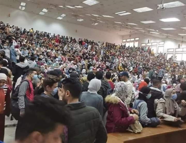 GaserMadany's tweet photo. أن دول ناس مش خايفه علينا ولا علي مستقبلنا ولا علي حياتنا .. عاملين أجتماعهم أون لاين لي 26شخص و22 مليون طالب يتجمعوا عادي جداً ماهو اصل حضراتهم مش بيتحركوا غير كل واحد بعربيته متعقمه ومتجهزه ومنزلوش شافوا اللي بيحصل تحت #ارجوك_ياريس_الطلاب_بتموت #المجلس_الاعلي_للجامعات https://t.co/JnfJwvYdaS