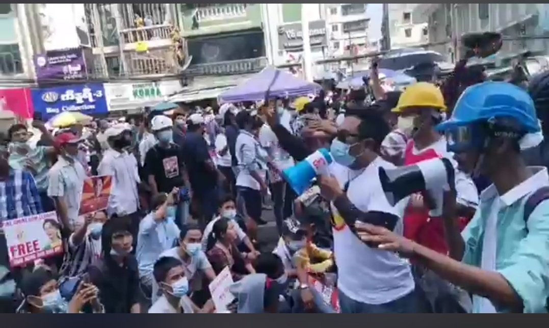 MayWongST's tweet photo. #Myanmar police blocked off parts of #Hledan to prevent protesters from gathering to oppose #military rule. But many of them just retreated a little while still staying on site refusing to disperse. Local media live stream pics. #WhatsHappeningInMyanmar https://t.co/IlhvcLvSse