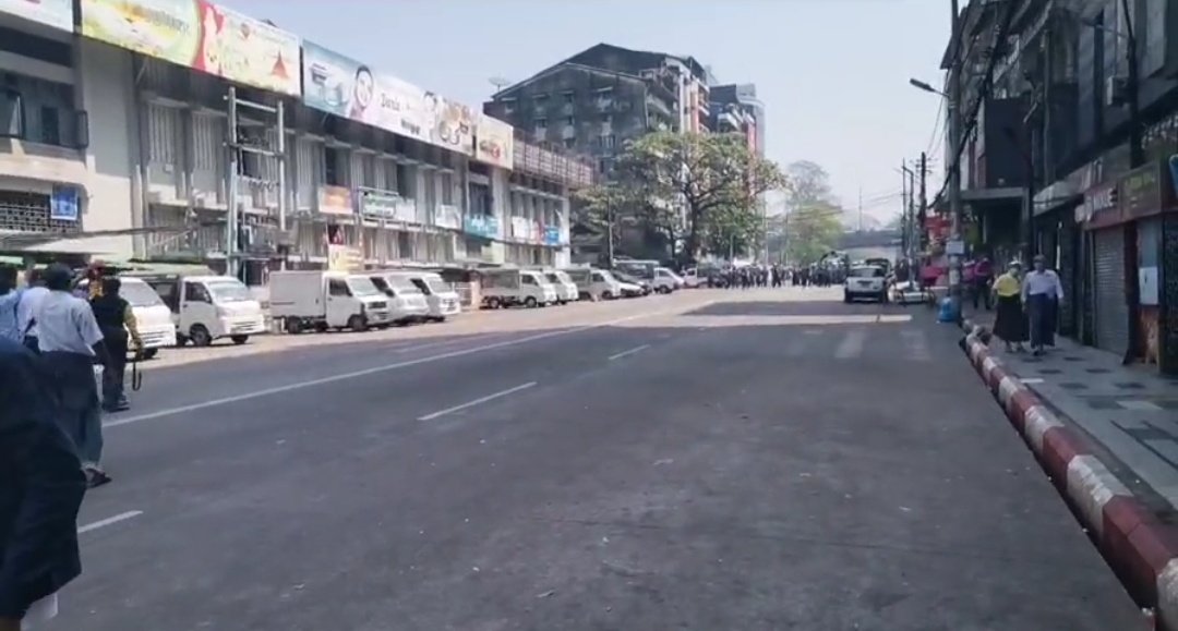 MayWongST's tweet photo. #Myanmar police blocked off parts of #Hledan to prevent protesters from gathering to oppose #military rule. But many of them just retreated a little while still staying on site refusing to disperse. Local media live stream pics. #WhatsHappeningInMyanmar https://t.co/IlhvcLvSse