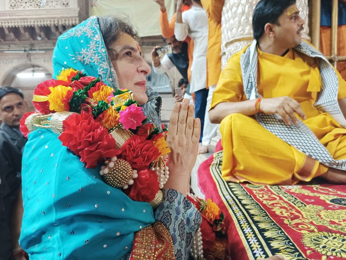 divya_16_'s tweet photo. Why is Priyanka Gandhi heavily garlanded in every temple visit? Since when do devotees wear garlands? What am I missing? https://t.co/oXsa97UV4I