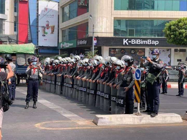 MilkTeaMM_MTAM's tweet photo. Happening Now: At Myaynigone, brutal polices are now dispersing the peaceful protestors and some are arrested now. They even arrest the journalist who are taking news. Some are locked in the City Mart and can't go outside now.
JUNTA BRUTALITY 
#Feb26Coup
#WhatsHappeningInMyanmar https://t.co/IdD7dI7yww