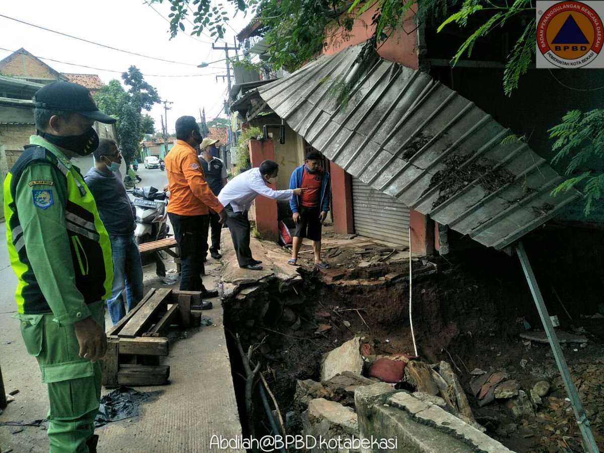 Kota Bekasi di guyur hujan pada malam hari tadi (25/2) disertai dengan angin kencang, mengakibatkan beberapa wilayah terdampak akibat hempasan angin kencang, mulai dari permukiman warga hingga banyak nya pohon tumbang, disertai juga dengan tanah longsor
<a href="/BNPB_Indonesia/">BNPB Indonesia</a>
<a href="/BPBDJabar/">BPBD Provinsi Jawa Barat</a>