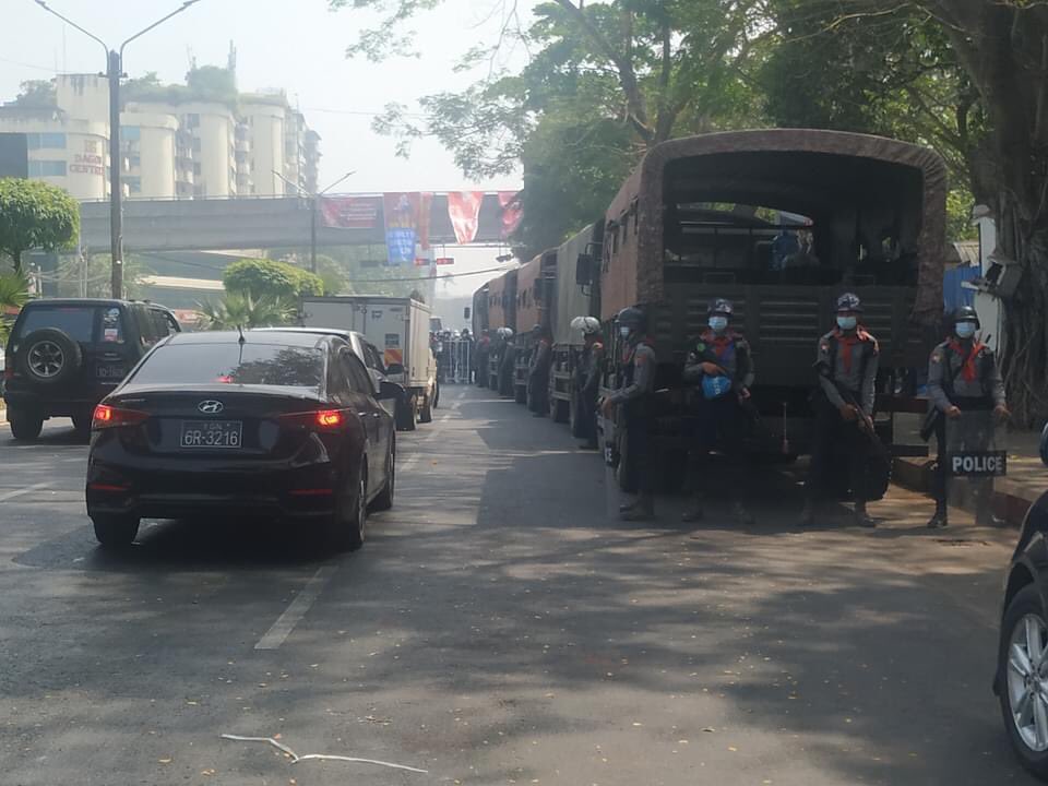 TheinXtikeAung's tweet photo. Happening: There are reports that Burmese security forces are dispersing a crowd in the Hledan and Myangone areas of Yangon. The police is trying to disperse the peaceful protest. Reportedly saying police opened fired at 11:47 AM at Hledan. #WhatsHappeninglnMyanmar #Feb26Coup https://t.co/Pcjr2XIIz3