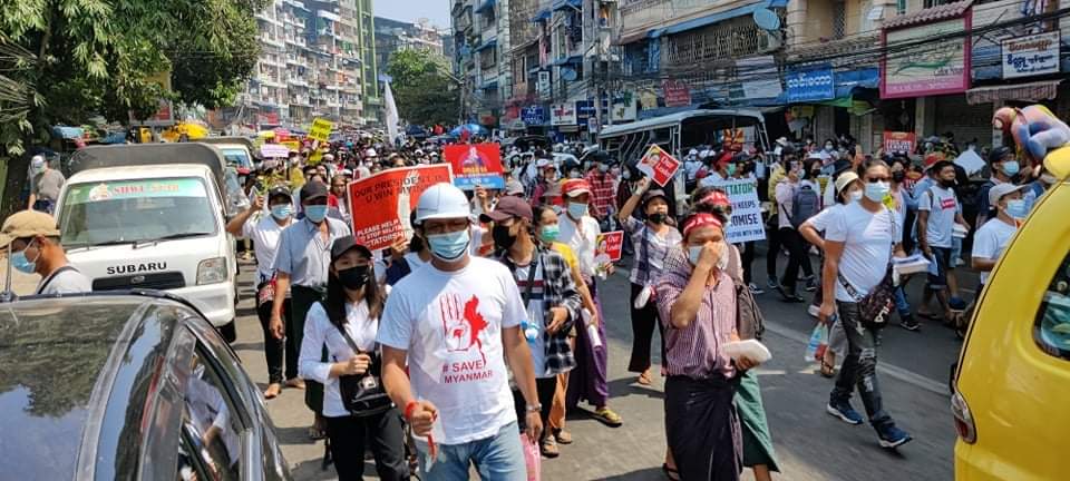 Byun_Sori6104's tweet photo. The brutal police in Hledan fired about 10 shots to disperse the protesting crowd!!!
That's why the protesters moved back away because of them!!!
JUNTA BRUTALITY
#WhatsHappeningInMyanmar
#Feb26Coup https://t.co/weLA7TnnAM