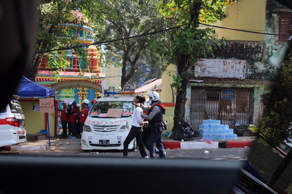 Hninthu7's tweet photo. University student who is donating water to protester was forcefully detained by the brutal police 
What the hell they are holding guns and how many of them for one innocent boy?
Coward police! 
#WhatsHappeningInMyanmar 
#Feb26Coup https://t.co/3KLwdgswKs