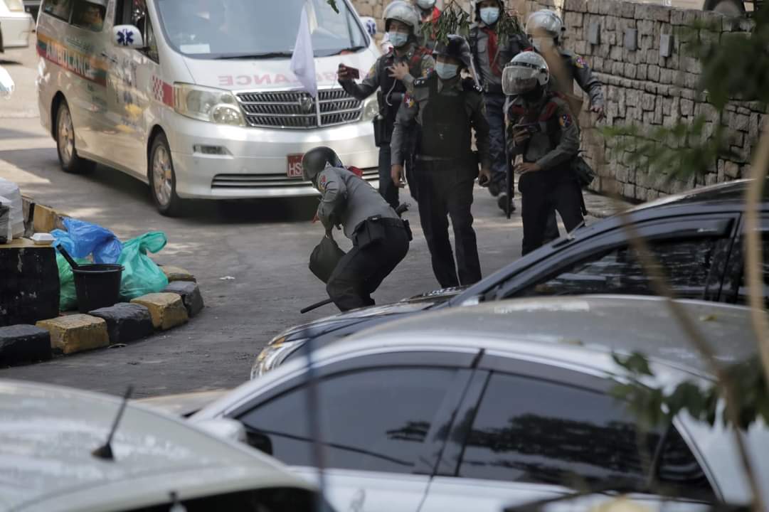 In Yangon, policemen not only arrested journalists, but also chased the peaceful protesters to neighborhoods and city marts.

The Burmese military has been openly violating human rights!

JUNTA BRUTALITY
#WhatsHappeningInMyanmar 
#Feb26Coup
