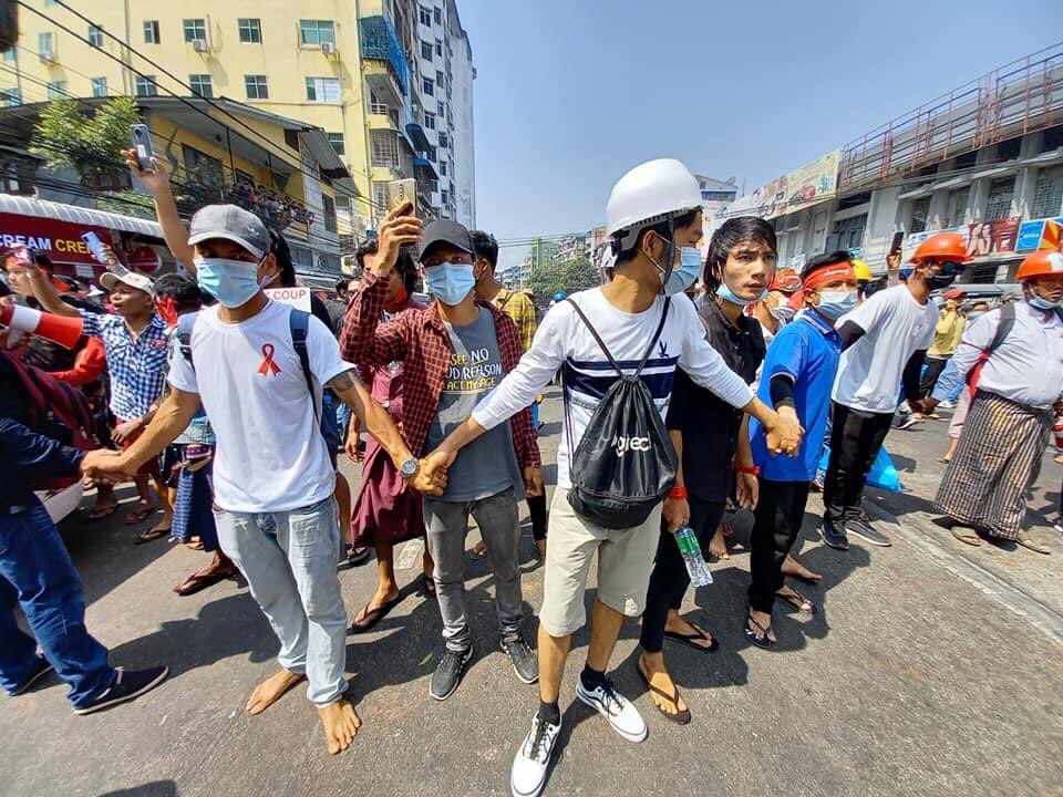 wkkaung's tweet photo. Peaceful civilian protesters didn't cross the line. Police stepped forward, arrested, and destroyed the crowd with gunfire at Hledan and Myaynigone Junction. #Yangon #WhatsHappeningInMyanmar https://t.co/bjTnK87oEY