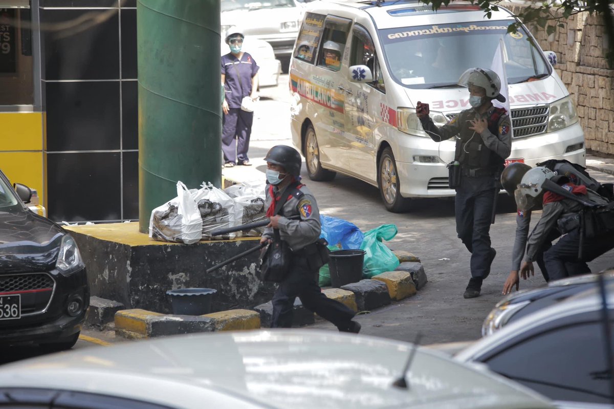 Police entering City Mart Supermarket in Myay Ni Gone to arrest the protesters

#WhatsHappeningInMyanmar
#Feb26Coup